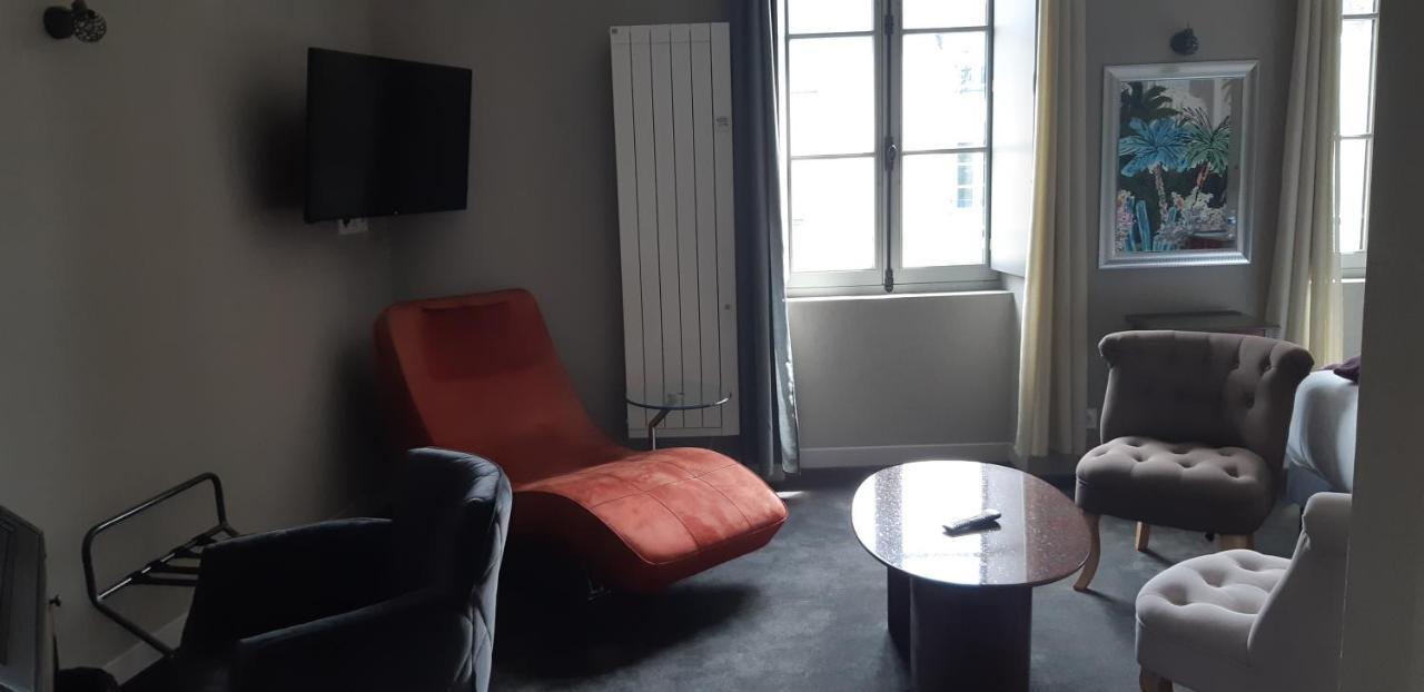 Logis Hotel Le Grand Cerf Ernée Buitenkant foto