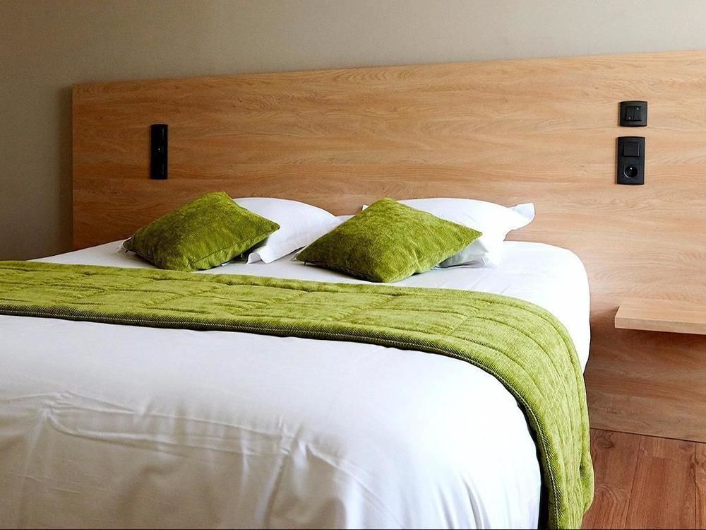 Logis Hotel Le Grand Cerf Ernée Buitenkant foto